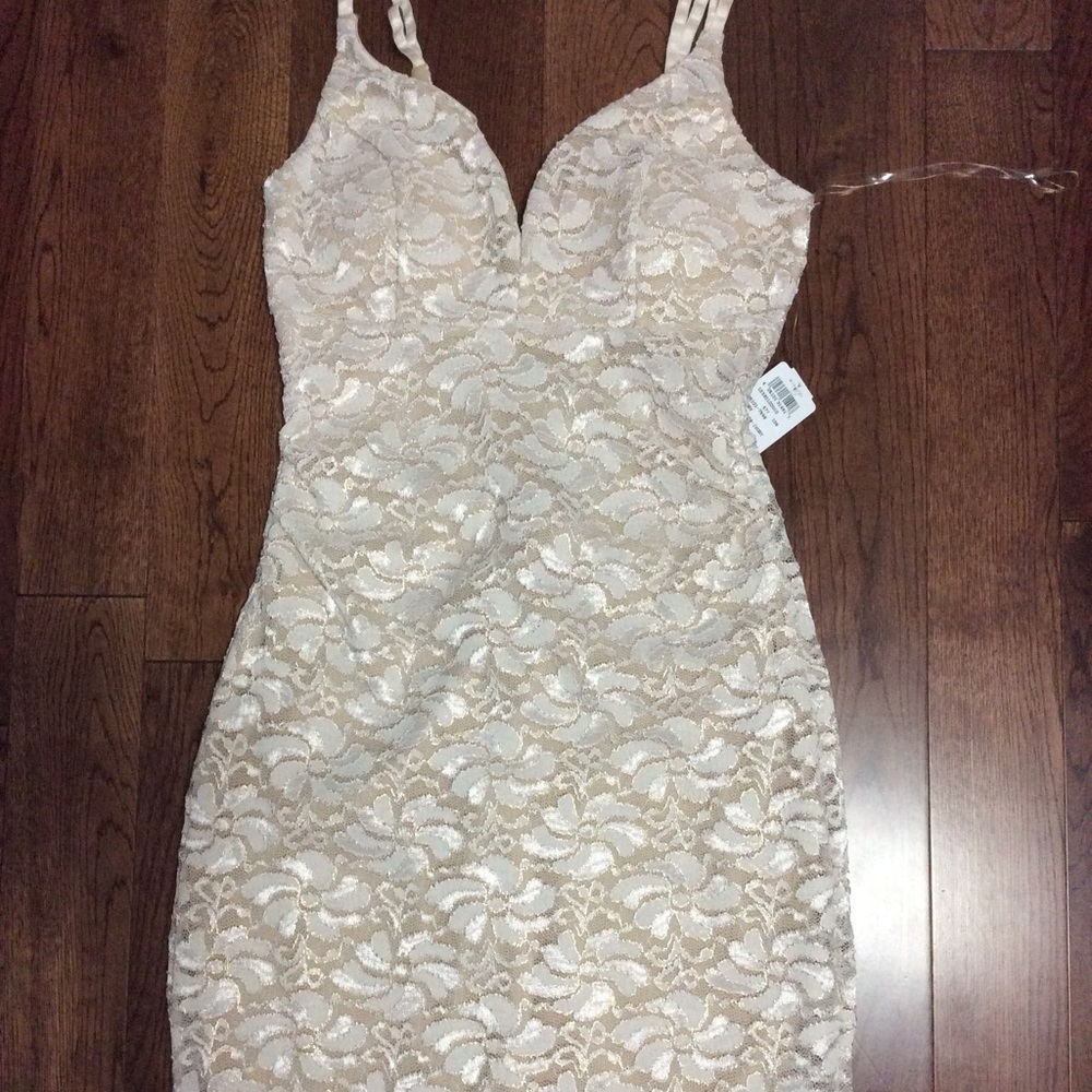 BNWT White Lace fitted midi dress - Size M